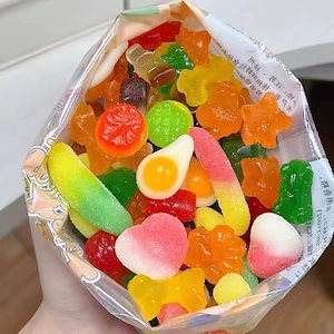 おいしいおやつ！サワーサンドオイルコーティングされた多様な形のキャンディグミフュージョン食欲をそそるフルーティーなグミスナック
