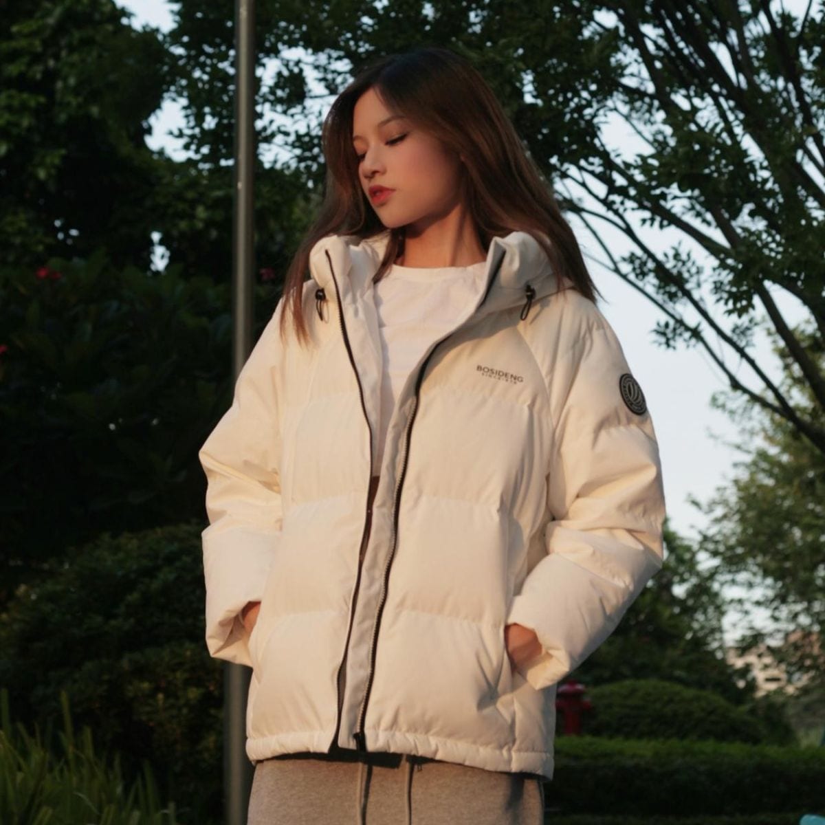 波司登冬カジュアルファッション短い防風保温フード付きジャケット女性b20145112e