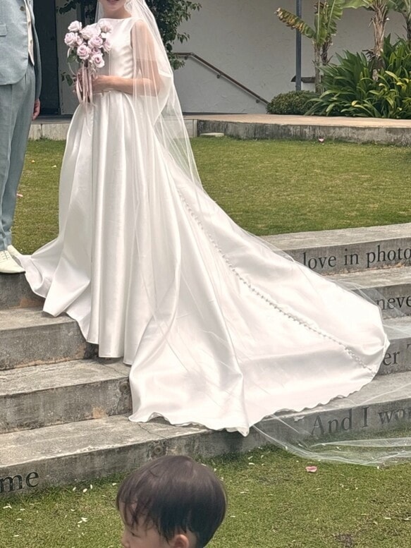 実例写真！ウエディングドレス ホワイト ラウンドネック ノースリーブ 光沢サテン 華やかなトレーン 披露宴/結婚式 前撮り