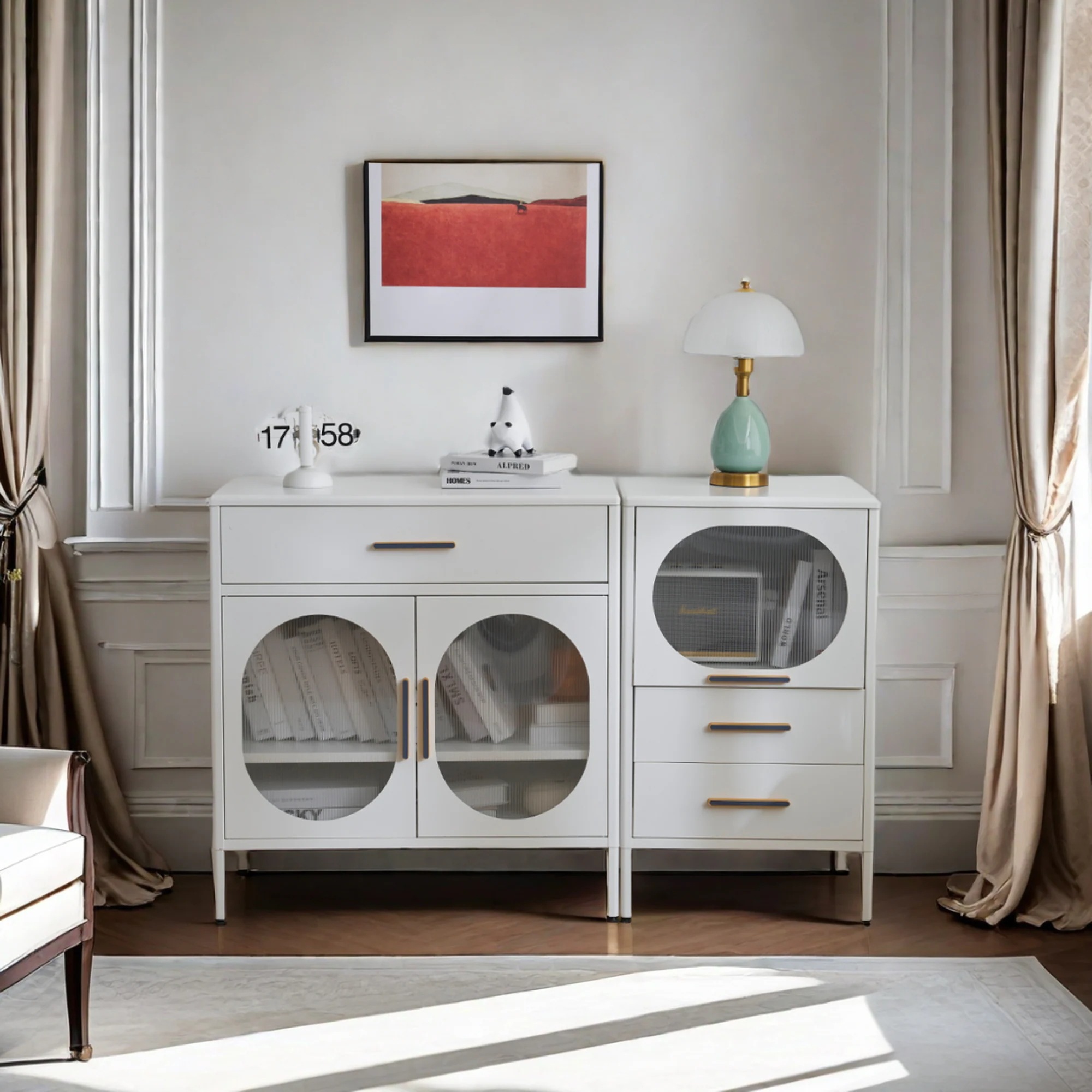 クラシックな白い控えめなリビングルームの本棚