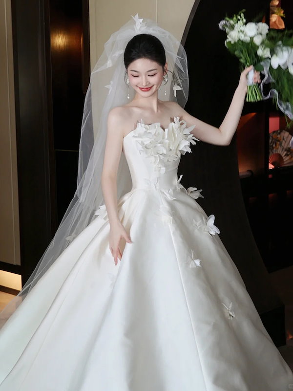 ホワイト ストラップレス サテン ウェディングドレス フランス風 ベアトップ ウエディングドレス 前撮り オフホワイト 光沢