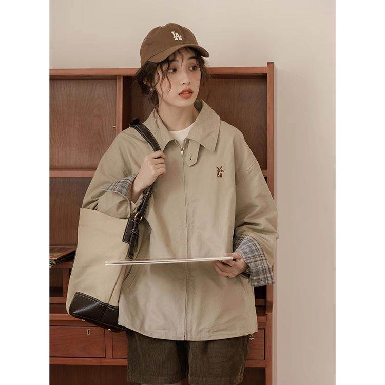 割引アウター レディース ブルゾン ジャケット 襟付き 立襟 スタンドカラー 長袖 ジップアップ ポケット ドロップショルダー 裏地チェック柄 大人可愛い きれいめ シンプル ナチュラル カジュアル 5,198円