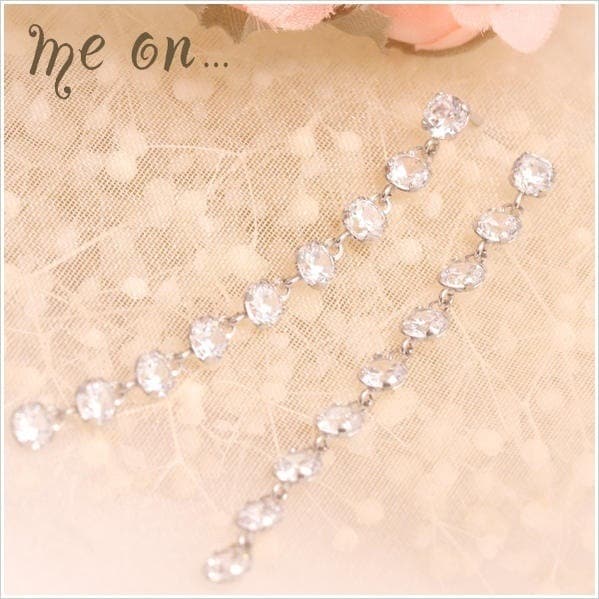 me on... K10ホワイトゴールド夜に輝くホワイトイルミネーション夜空に散りばめられた星々耳元で揺れるキュービックジルコニアのラインモチーフピアス お届けまで２３週間程度まるで夜