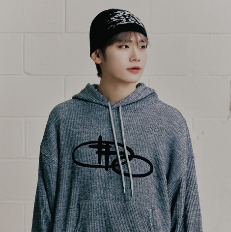 [ZB1 24 SPコレクション] SHINING LOGO KNIT HOODIE