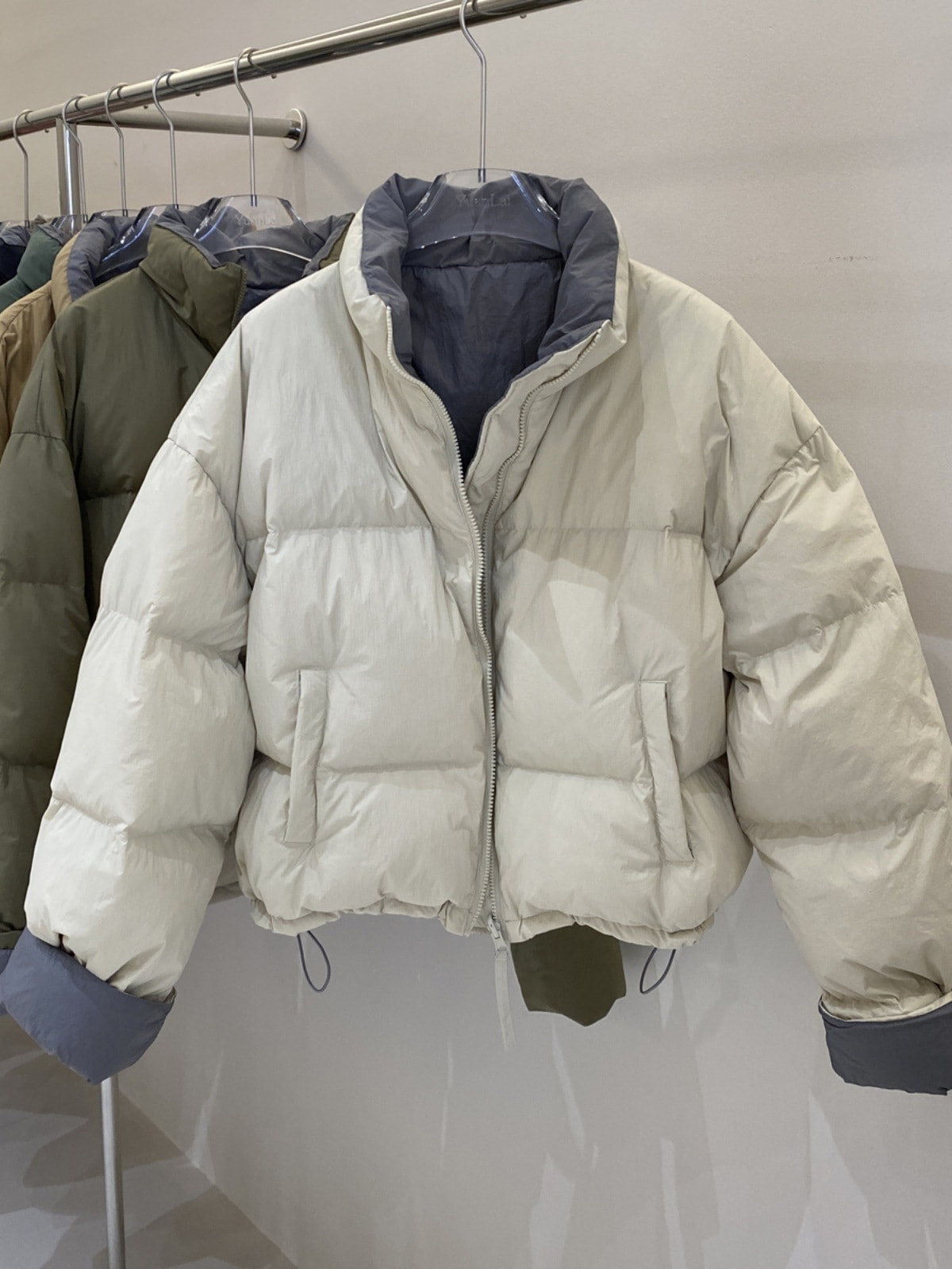 2025 新東大門コントラストカラースタンドカラーダウンジャケット女性のショートルーズ韓国スタイル 90 ホワイトダックダウン厚いジャケット冬