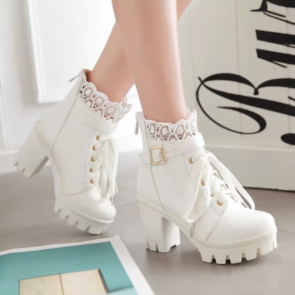 ブーツ レディースシューズ レディースブーツ レザーシューズ 革靴 ヒール ハイヒール ラバーソール ベルト バックル 美脚 脚長 レースアップ レース トリム レザー PU かわいい 大人可愛い