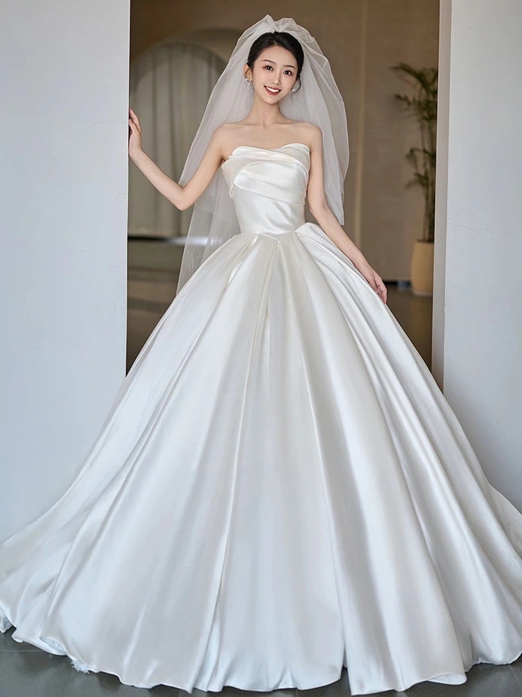 サテンのウェディングドレス2025花嫁チューブトッププチメインヤーン高品質の質感夏ホワイトアウトヤーン