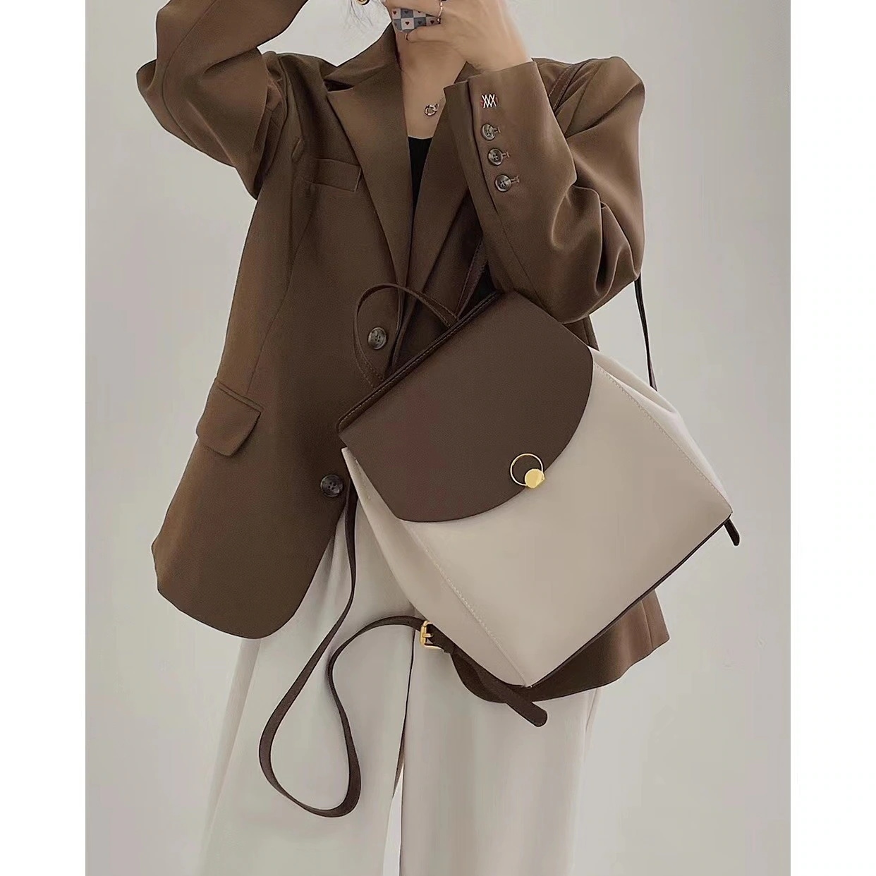 【本革/2カラー /キーホルダーを贈る】リュック レディース 旅行 おしゃれ かわいい 大容量 通学 通勤 リュックサック レザーリュック