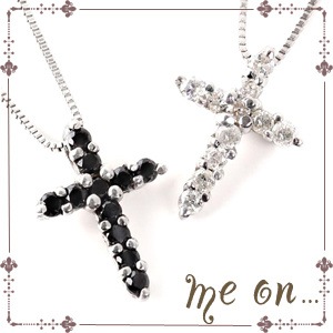 me on... K10ホワイトゴールド不滅のシンプルクールな十字架アクセサリー高貴の黒無垢の白ブラックダイヤモンド＆天然ダイヤモンドクロスネックレス