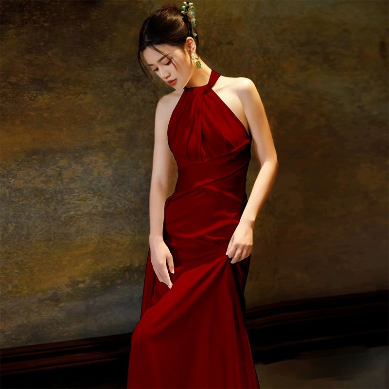 敬酒服のタイプは首のワインの赤色の高級感の婚約のワンピースを掛けます