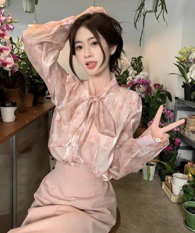 トップス シャツ ブラウス 袖あり 長袖 Vネック 襟付き シフォン リボン 前開き 透け感 シースルー 薄手 かわいい 大人可愛い きれいめ シンプル カジュアル 大人 上品 おしゃれ お洒落