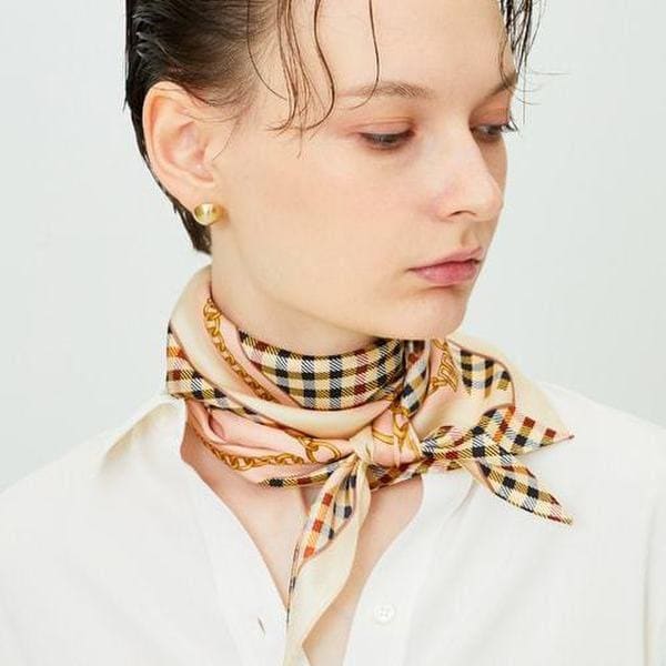 DCSC4F825I2 [シルク100%] ベージュ チェーンプリント プチ 三角スカーフ&リング セット