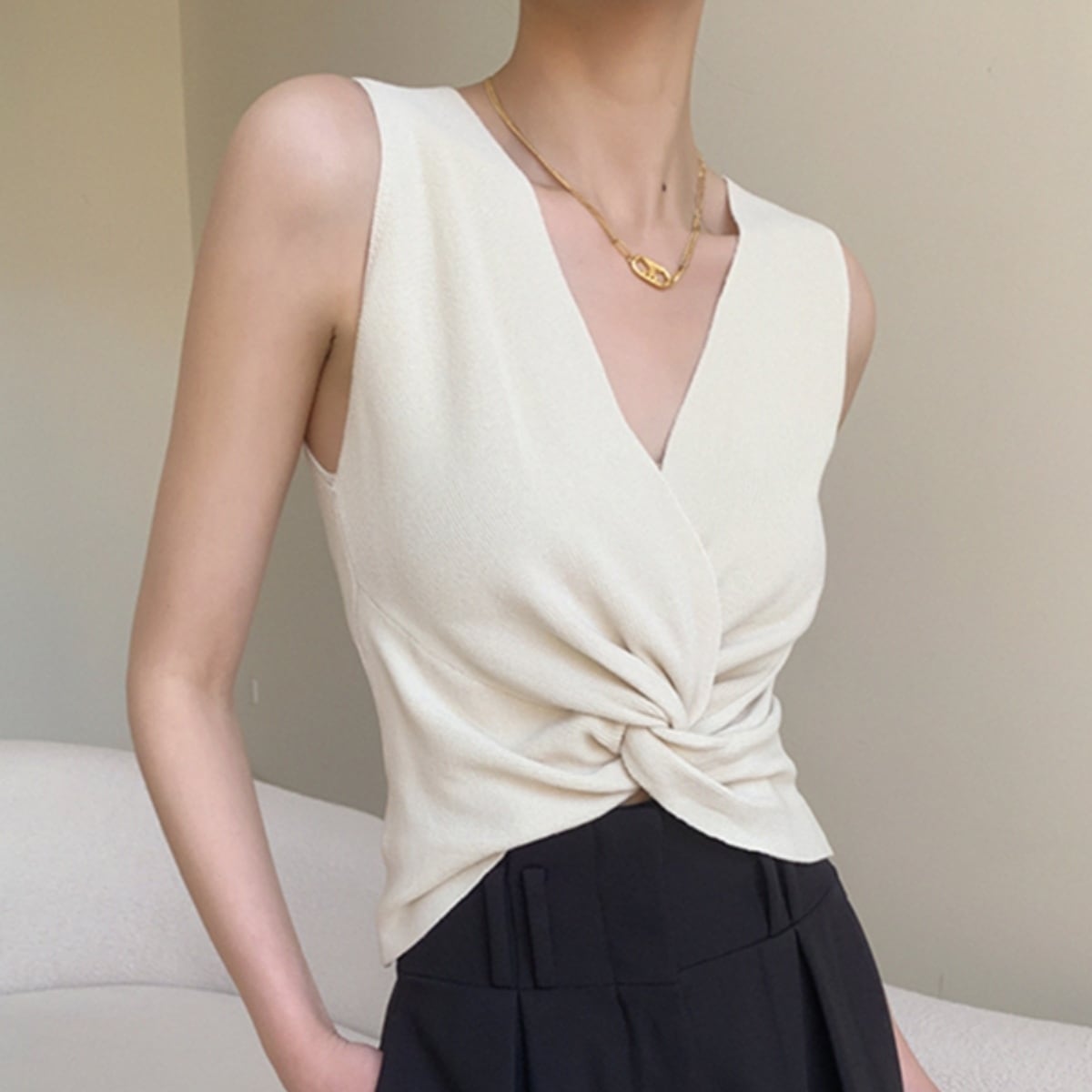 トップス タンクトップ 深Vネック クロスデザイン プルオーバー ショート丈 可愛い かわいい 大人可愛い きれいめ シンプル 上品 おしゃれ かっこいい カジュアル こなれ感 個性的 主役級 存在感