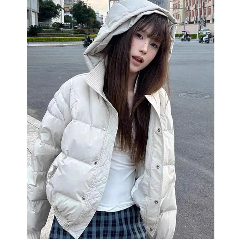 2025年冬物ショート丈万能トレンド暖かいフード付きホワイトダウンジャケットレディース小柄サイズゆったりフィットカジュアルパファージャケット
