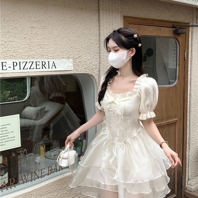 女性用デザインファンガスエッジスクエアネックドレス2024年夏プリンセススタイルウエストパフィーケーキスカート