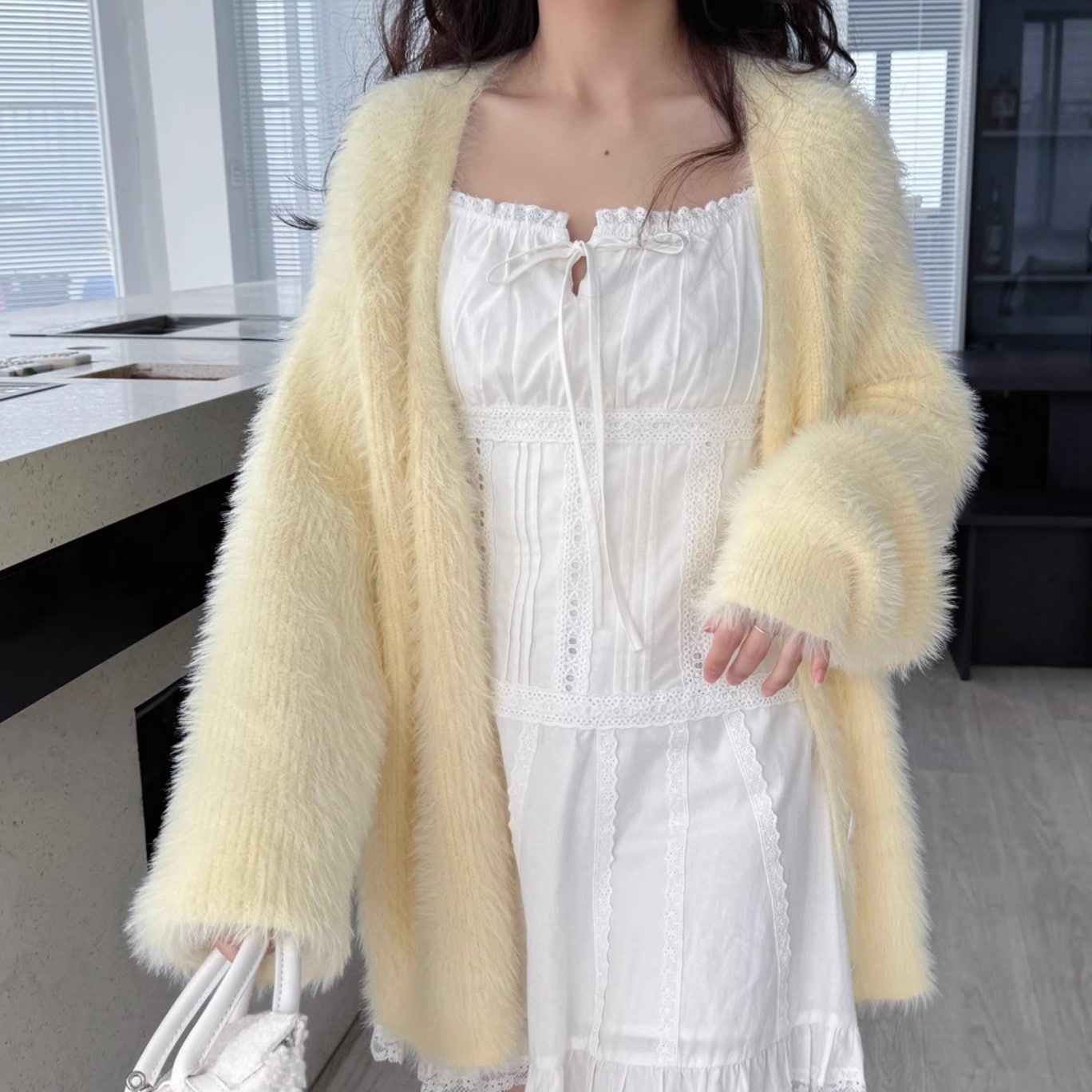 レディース トップス ニット カーディガン 上着 ミディアム丈 長袖 ボリューム袖 萌袖 ラウンドネック クルーネック 襟なし ワイド 伸縮性 かわいい 大人可愛い きれいめ シンプル カジュアル