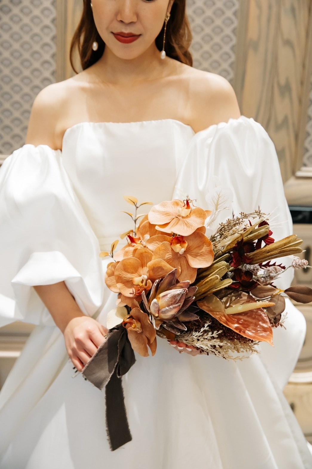 実例写真！ ウエディングドレス アイボリー 光沢サテン 結婚式/披露宴 パフスリーブ