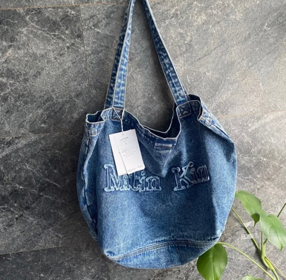 MATIN ) ロゴパッチ刺繍がポイントのビッグショルダーバッグ LOGO WASHED DENIM TOTE BAG