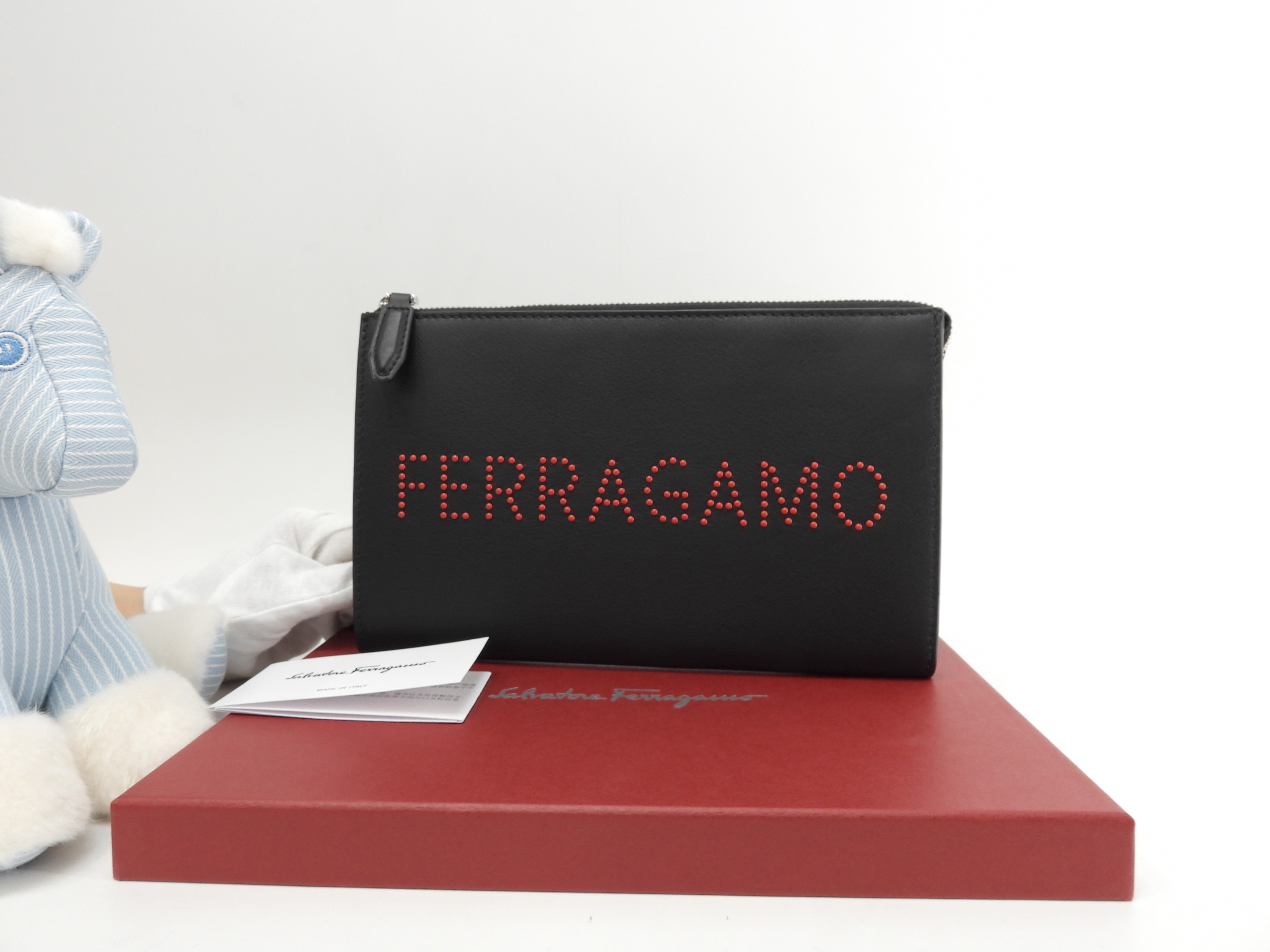 クラッチバッグ 赤ドットロゴ レザー黒 ポーチ 新品@IY24A121 2