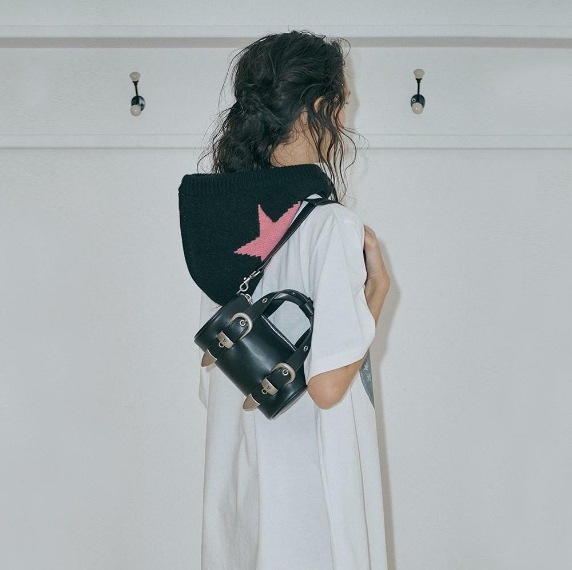 【MARGESHERWOOD】 BELTED LOG BAG : BLACK PLAIN