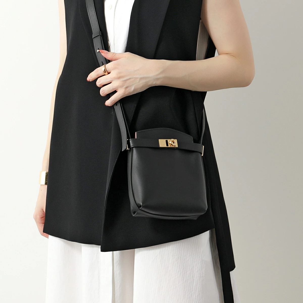 FERRAGAMO フェラガモ ショルダーバッグ 22 0650 レディース ガンチーニ レザー スマートフォンケース ポシェット ロゴ 鞄 001