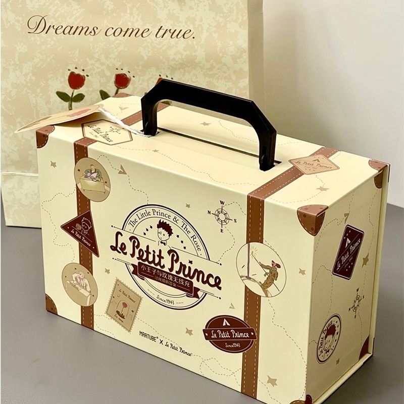 王子様男性の誕生日プレゼントを無線充電彼氏に新婚女性の新年結婚をプレゼント