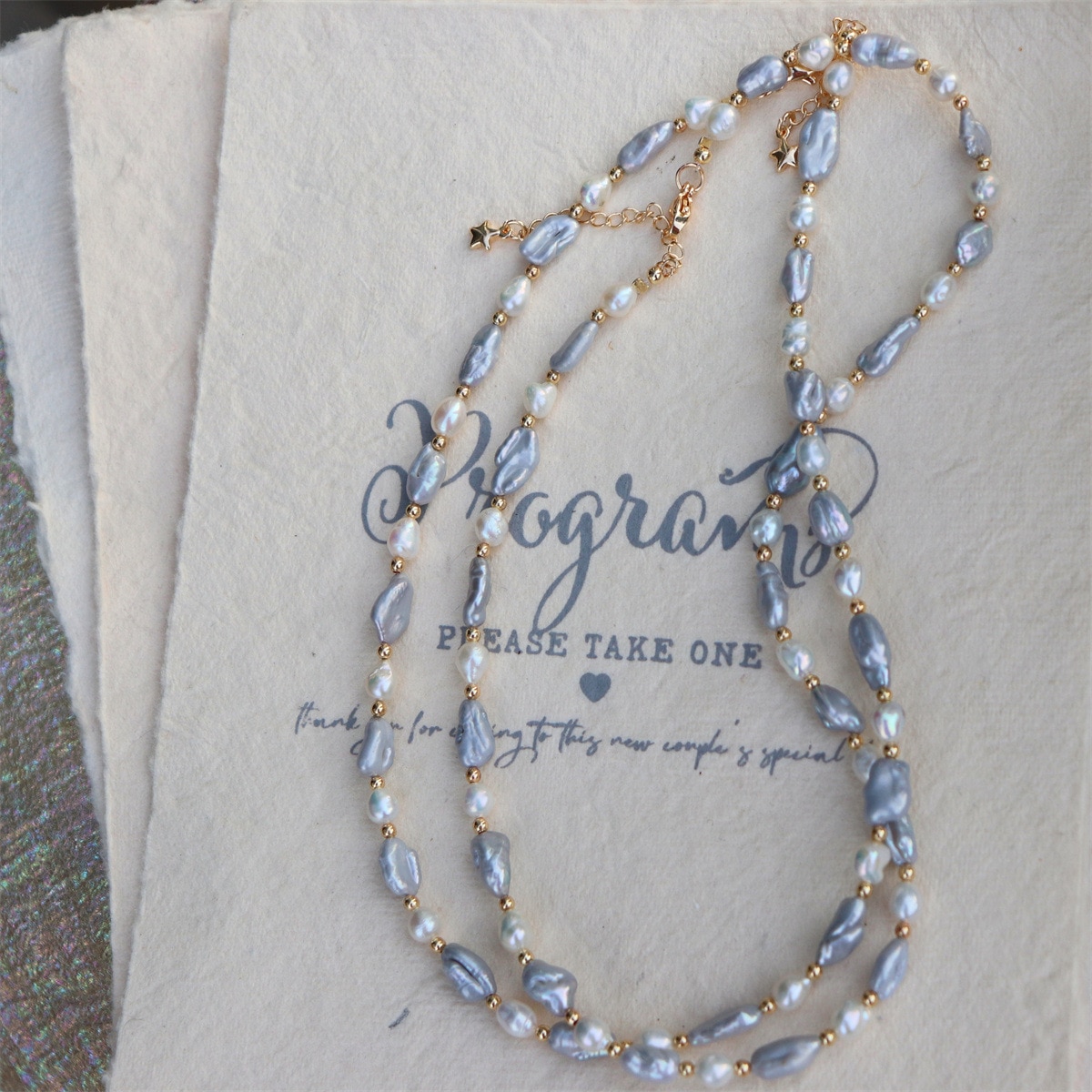 新しいレトロなフランスの宮廷スタイルのミニマリストなライトブルーのツートンバロックパールネックレス