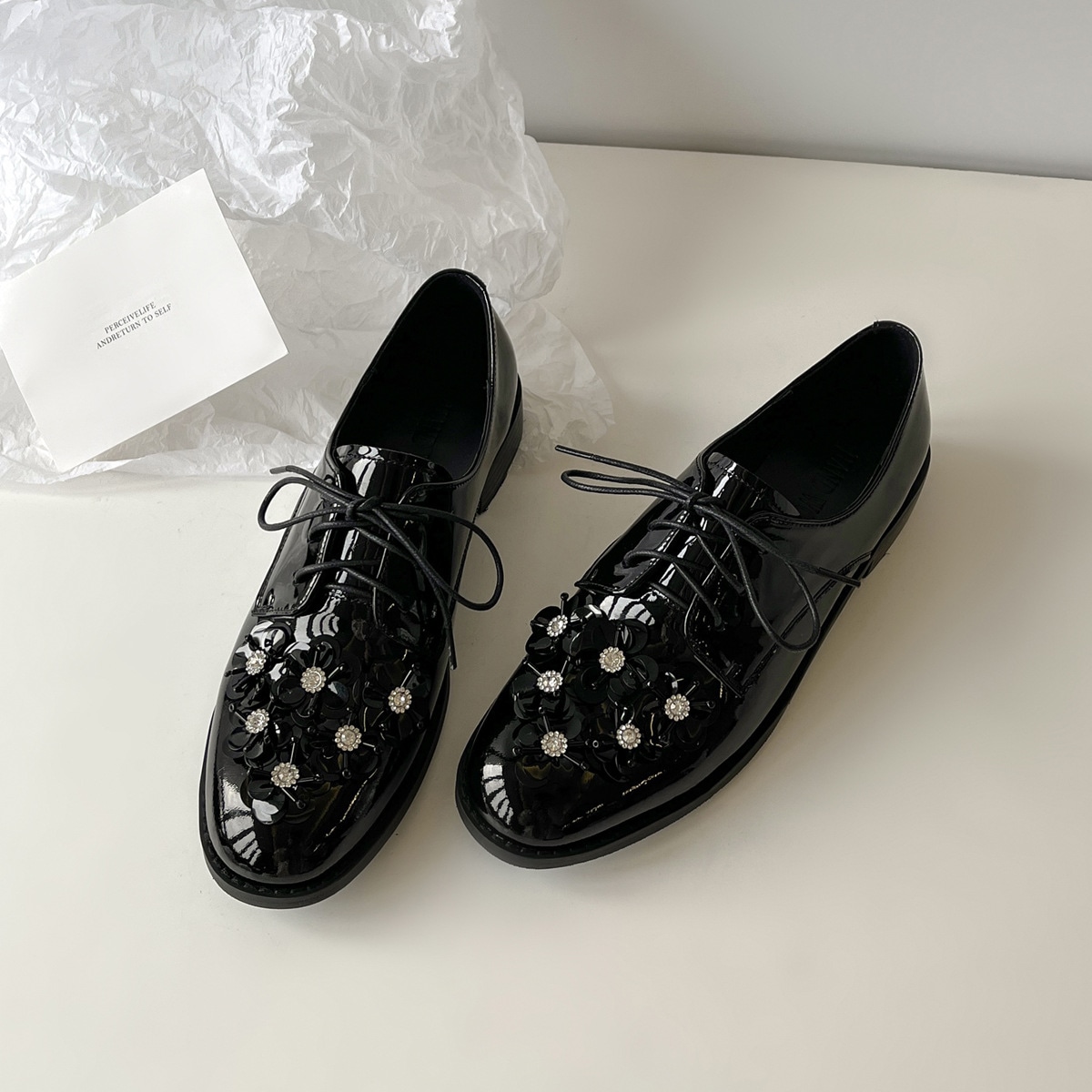 Cowhideバージョンブリティッシュスタイルの丸いつま先の花のレースアップ小さなレザーシューズ用途の厚いかかとのシングルシングルシングルシングルシングルシングルシングルシングル靴