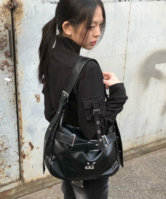 モニックメタルロゴフロントベルテッドレザーショルダーバッグ男女共用