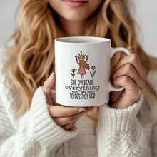 女性用インスピレーションマグ 11 オンス 1 個 「彼女は彼女を破壊するためにすべてを克服した」強化された引用上司へのギフトに最適ベスト Fr