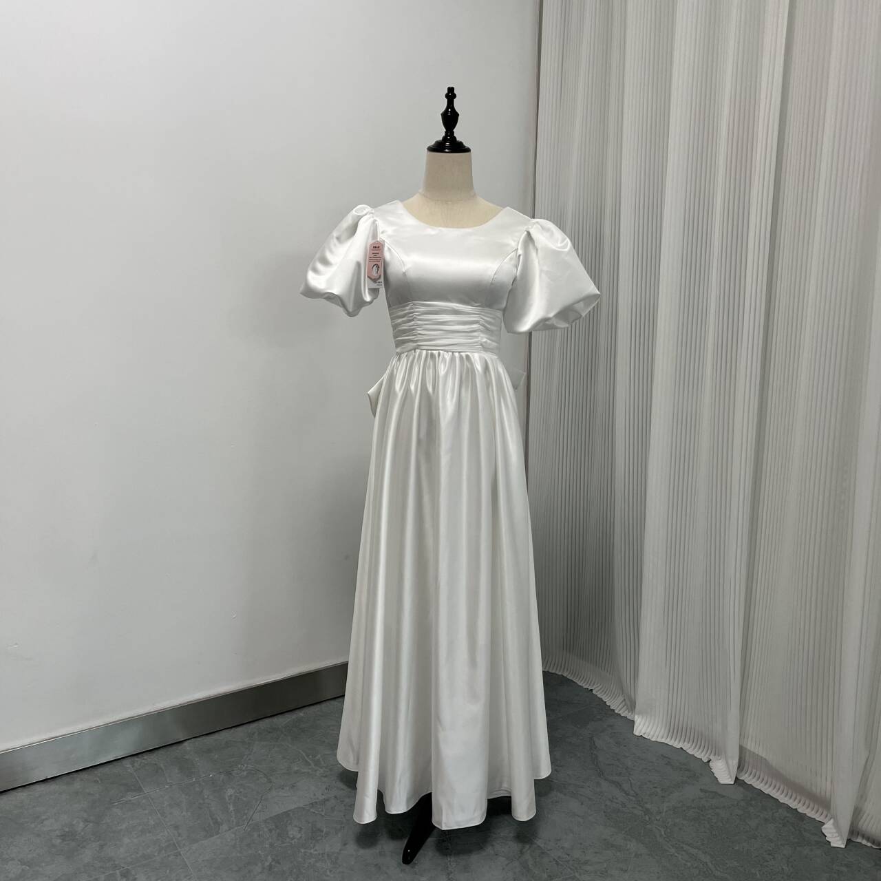 フランス風 プリンセスライン パフスリーブ 光沢サテン 前撮り ミディアムドレス 2次会 挙式