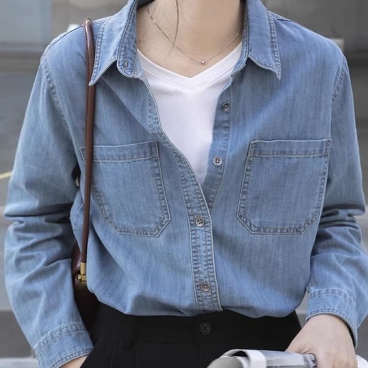 2025年春/秋新作 ライトブルーデニムシャツ 小柄な女性向け 重ね着デザイン ユニークなスタイル レトロなインナーレイヤー