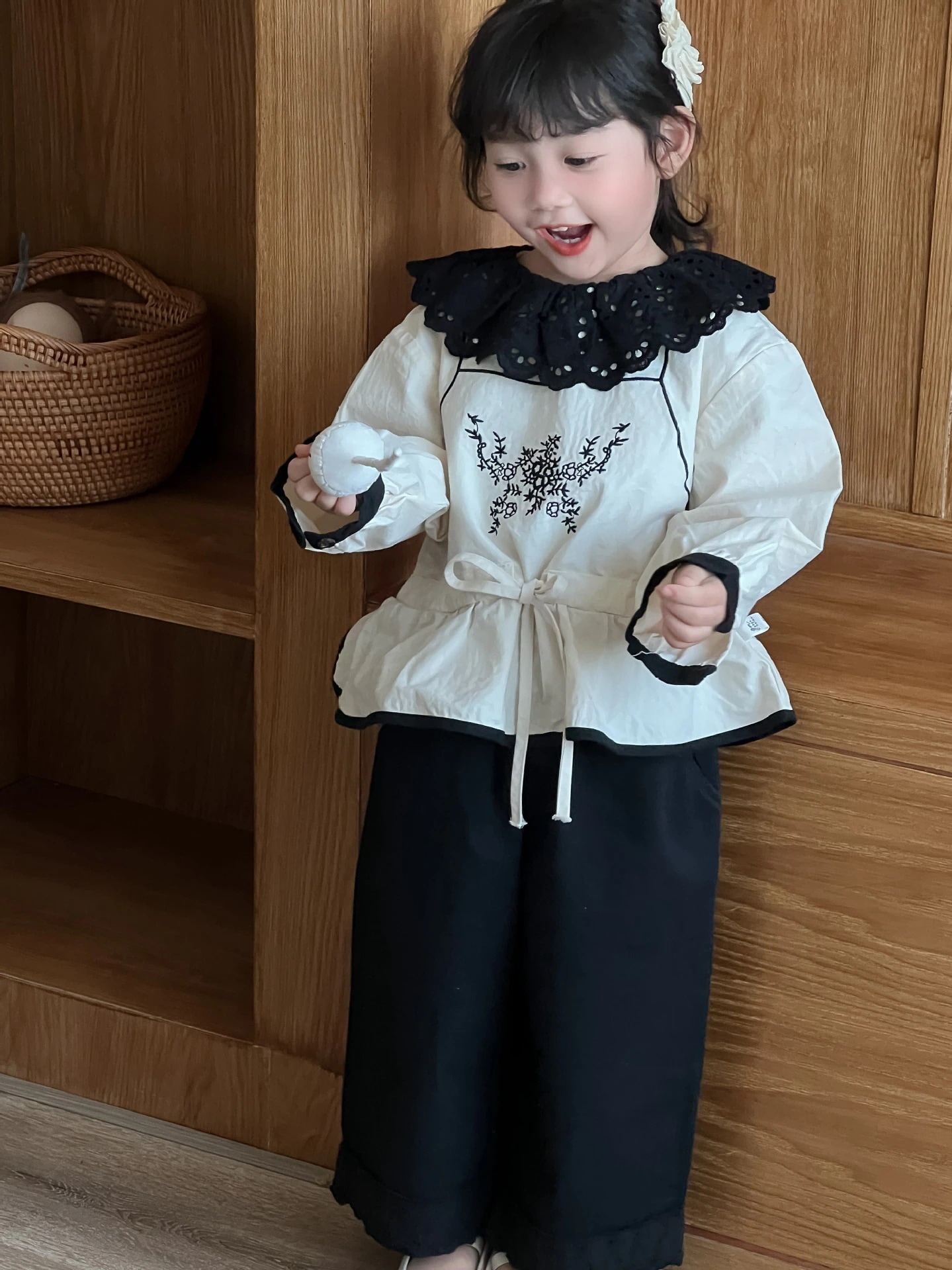 子供長袖シャツ 秋の新作子供服韓国版女の子レース襟刺繍ドールシャツ