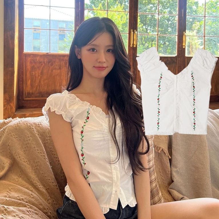 [G-IDLE MIYEON 着用!] LIGHT BLUERASPBERRY EMBROIDERY FRILL BLOUSE (2COLORS)