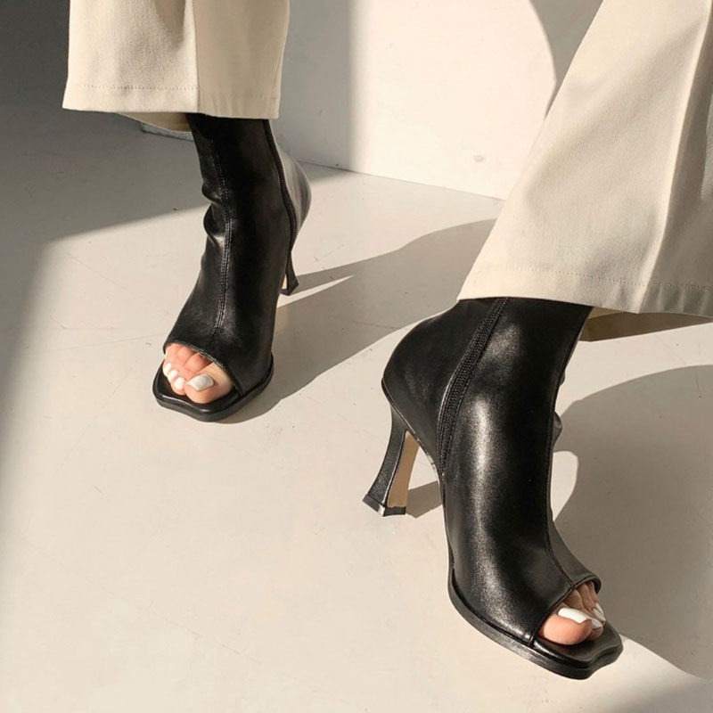 シンプル, シックな ファスナー付きで履き脱ぎ楽ちん オープントゥ 8.5cmヒール ブーツサンダル．ヒールサンダル