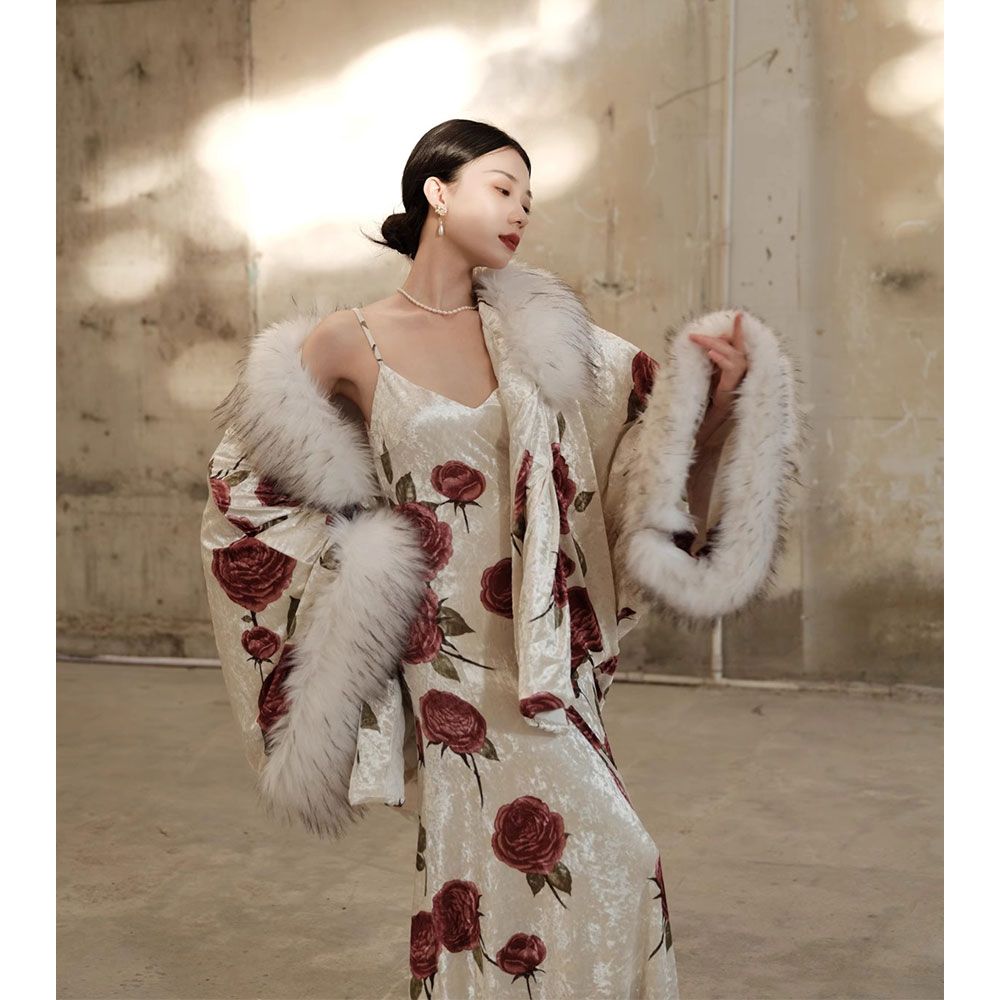 ローズプリントロイヤルシスターの軽やかで大人っぽいウエスト絞り中綿ジャケット＆サスペンダーワンピース2点セット