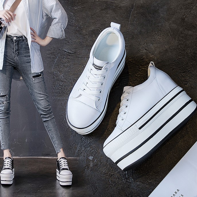 秋冬の新作マドレーヌと婦人靴の厚底内高10 CM婦人靴のベルト付き丸首婦人靴の厚底スニーカーの厚底カジュアルシューズ