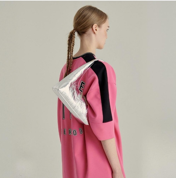 【MARGESHERWOOD】 HOBO SHOULDER : SILVER CRINKLE