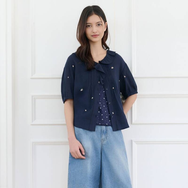 フラワー刺繍のラッフルカラーブラウス T264MBL238W