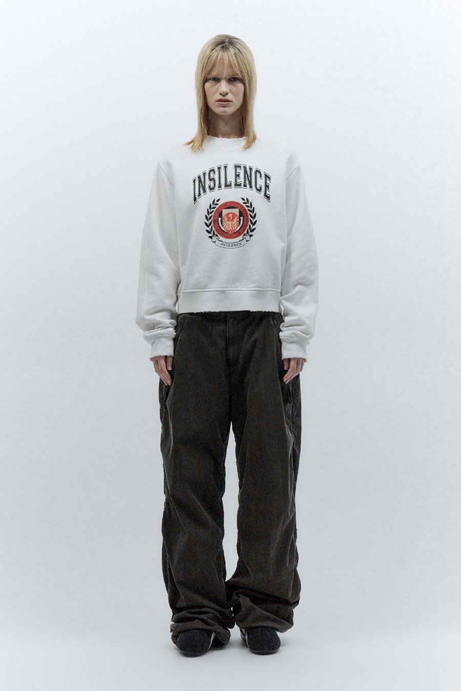 【INSILENCE】 EMBLEM CROP SWEATSHIRT : IVORY
