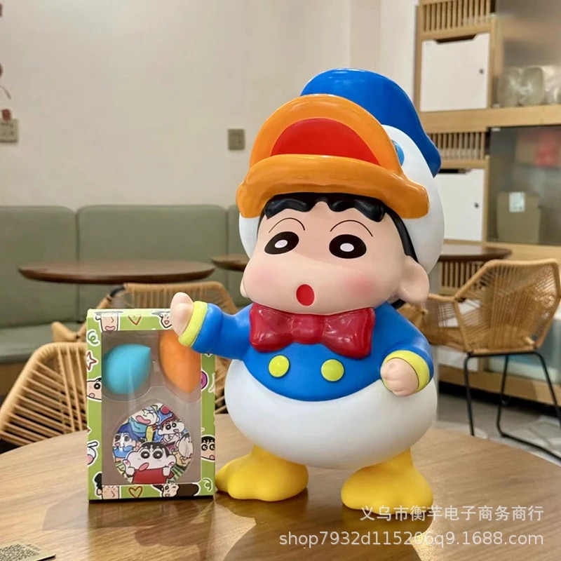 【急速出荷】クレヨンしんちゃんCOSドナルドフィギュア周辺に二次元ぬいぐるみを飾っている男女の友だち