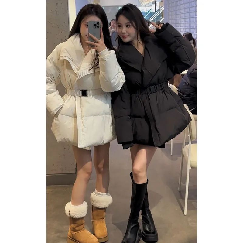 韓国系大襟ダウンジャケット女性2024年冬の新型ストラップウエストデザイン感保温パン服コート