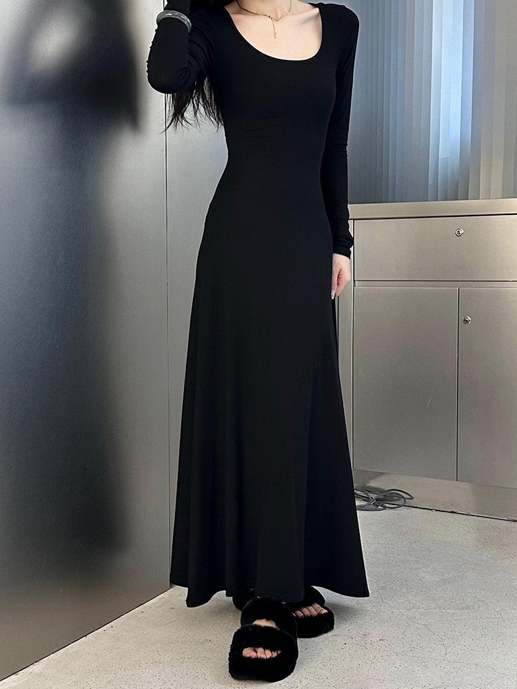 ヘップバーンスタイル黒のインナーアウトドレス子供秋と冬の女性2024新しいパッケージヒップロングスカート早春のシニア感をニットニットワンピ