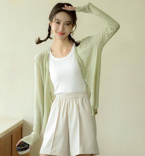 薄い夏のシャツとスカイシルクの日焼け止めシャツの女性のベースと小さなカーディガンニットセーター