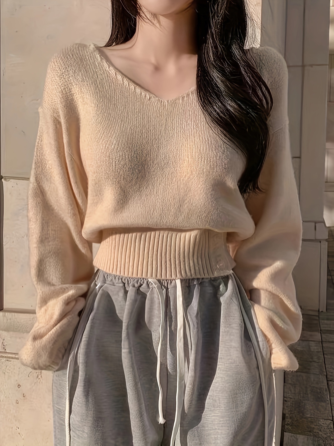 エレガントなVネックケーブルニットセーター レディース - シックなソリッドカラー長袖ボタンデタイルアクリルブレンド春/夏ファッションに最適