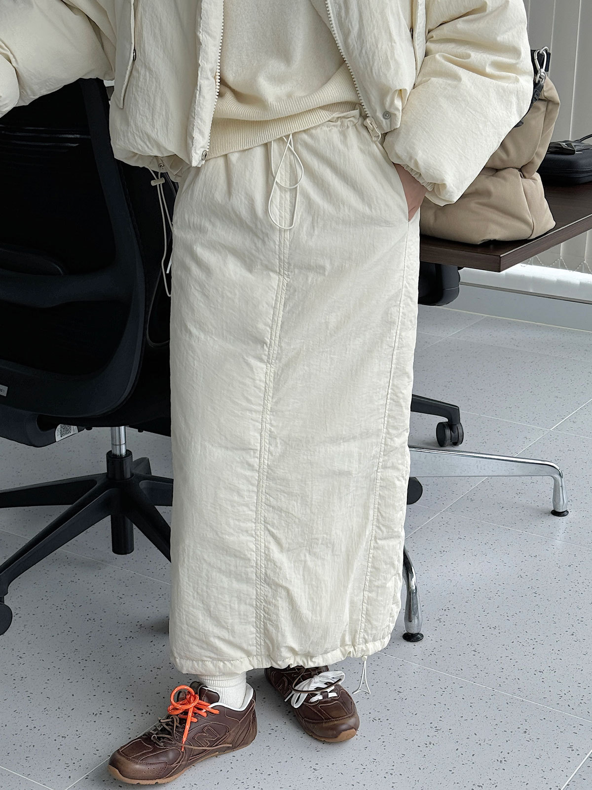 ルーヴル冬の新型韓国版の流行H形の羽毛の半身のスカートのゆったりしているふわふわしている保温の長いスカートの女性