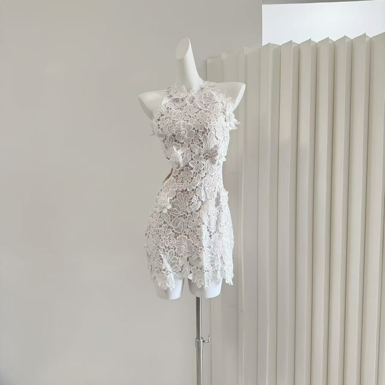 2026夏 千山暮雪 立体花卉 水溶レース刺繍 上品 透かし ハンギングネック ショートワンピース