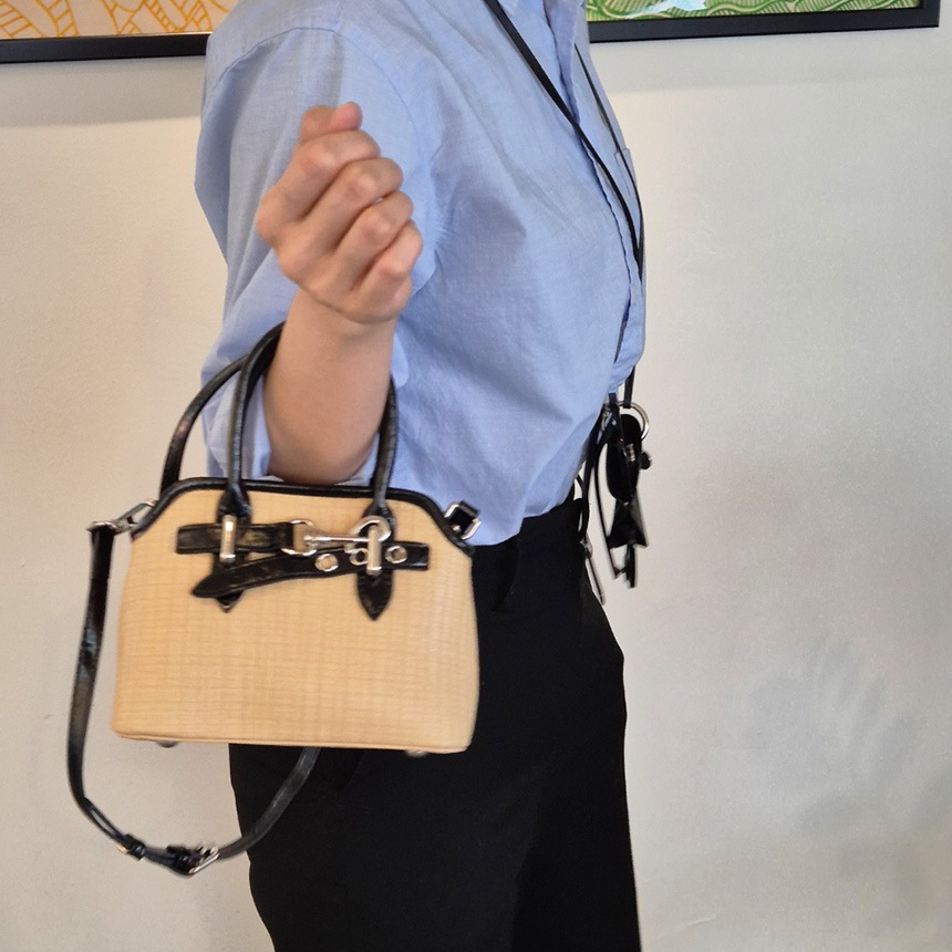 EPOCA ミニクロスバッグ - ラタン風ビーガンレザー ベルトポイントバッグ