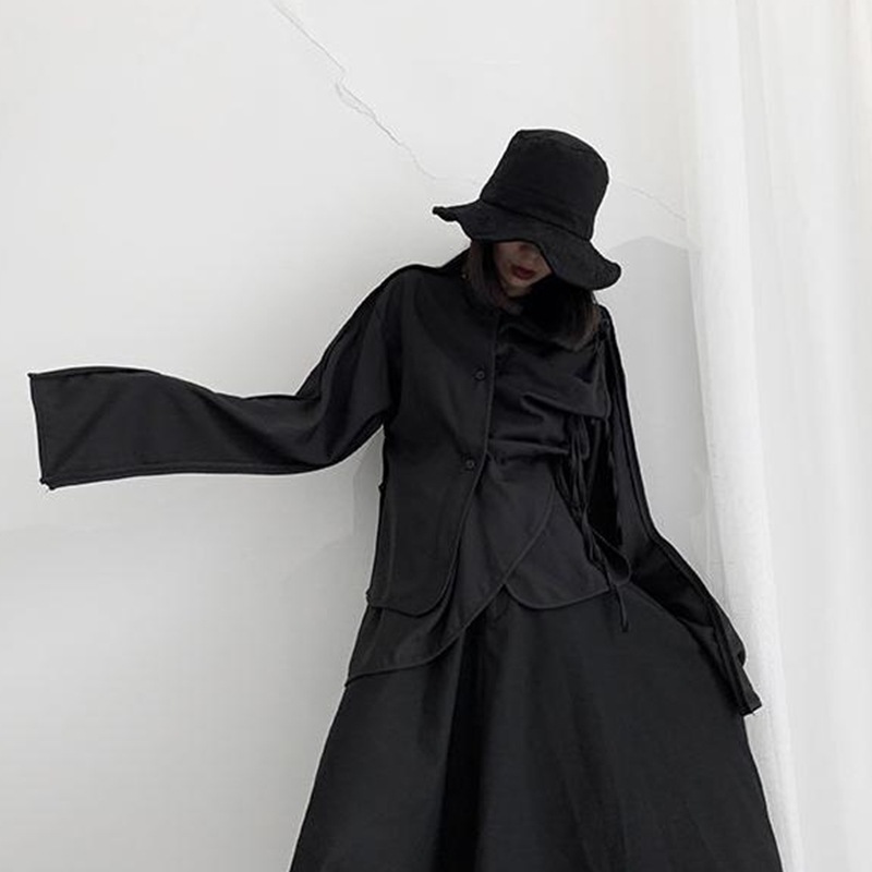 女性の長袖シャツ春の新しい非対称ファッション女性のデザイン不規則な折りたたみ前立て長袖シャツパーソナリティレディースシャツ無地カジュアル多目的ファッションシャツ