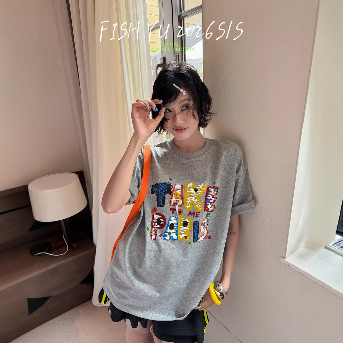 夏のカラフルな文字プリントと立体ボタン装飾の女性用半袖Tシャツ